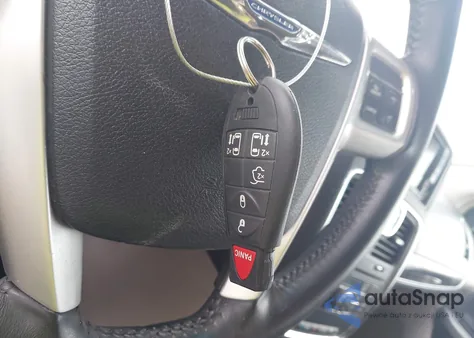 2015 Chrysler Town & Country Touring z USA, uszkodzony, nr VIN 2C4RC1BG1FR520513